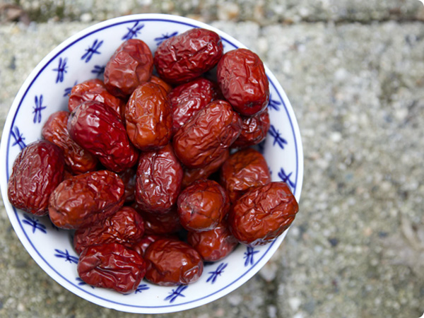 千年莫高窟、美麗月牙泉。在神圣的敦煌，亞盛好食邦兩萬畝優(yōu)質(zhì)堿性沙化土壤紅棗產(chǎn)區(qū)，每天經(jīng)15小時(shí)光照如紅寶石般的敦煌駿棗，富集多種營(yíng)養(yǎng)物質(zhì)，個(gè)大核小、色鮮肉甜，堪稱天然滋補(bǔ)圣品。好食邦各級(jí)優(yōu)質(zhì)敦煌駿棗系列產(chǎn)品，從選種到種植，從生長(zhǎng)到生產(chǎn)加工，嚴(yán)格苛求于每一處細(xì)節(jié)。